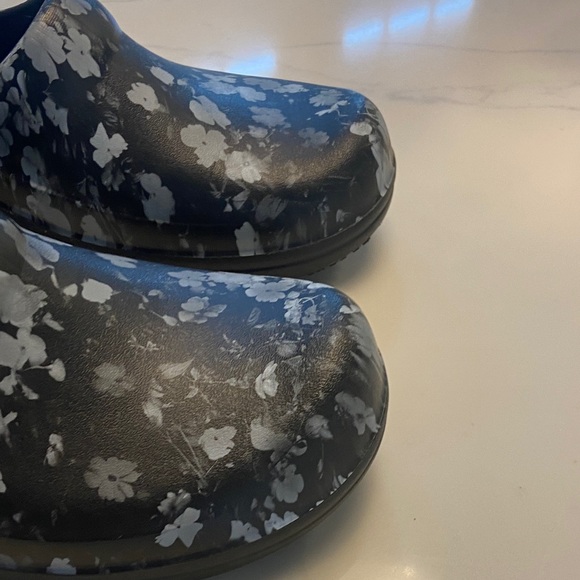 CROCS Black and Gray Floral Clogs - Picture 7 of 15